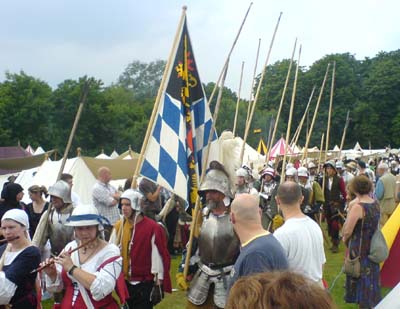 Ridders die terugkeren van een middeleeuws slagveld