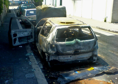 Uitgebrande auto in Parijs - burned out car in Paris